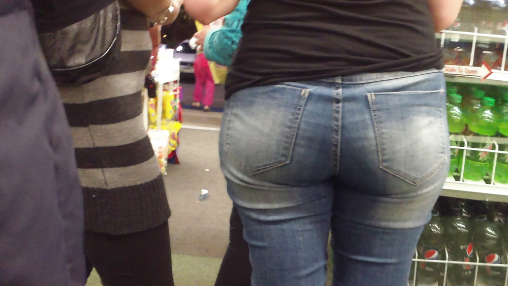 Ass & Fesses En Blue-jeans Serrés Regardant Bien #11220134