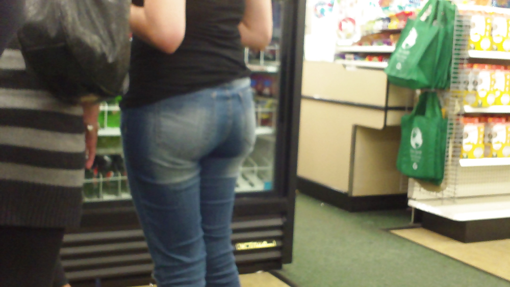 Ass & Fesses En Blue-jeans Serrés Regardant Bien #11220153