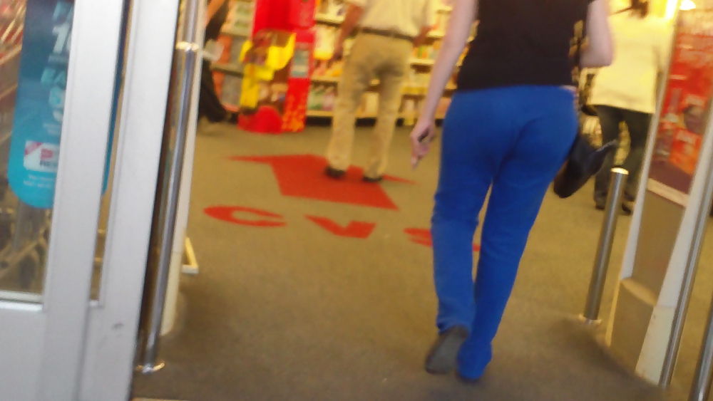 Ass & Fesses En Blue-jeans Serrés Regardant Bien #11220166