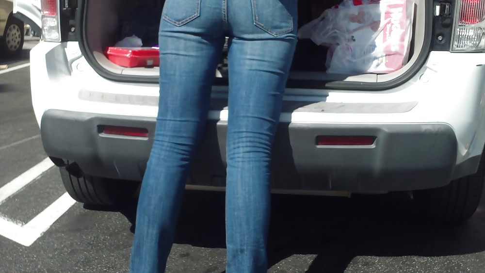 Ass & Fesses En Blue-jeans Serrés Regardant Bien #11220282
