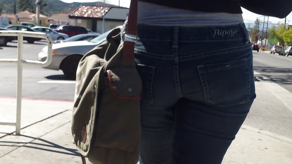 Ass & Fesses En Blue-jeans Serrés Regardant Bien #11220300