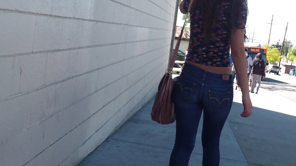 Ass & Fesses En Blue-jeans Serrés Regardant Bien #11220334