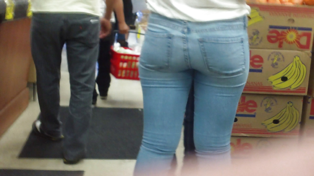 Ass & Fesses En Blue-jeans Serrés Regardant Bien #11220465