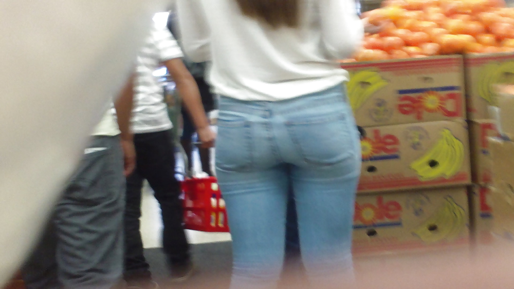 Ass & Fesses En Blue-jeans Serrés Regardant Bien #11220499