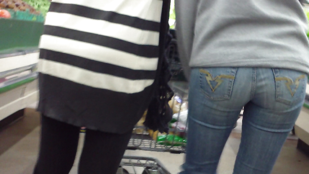 Ass & Fesses En Blue-jeans Serrés Regardant Bien #11220793