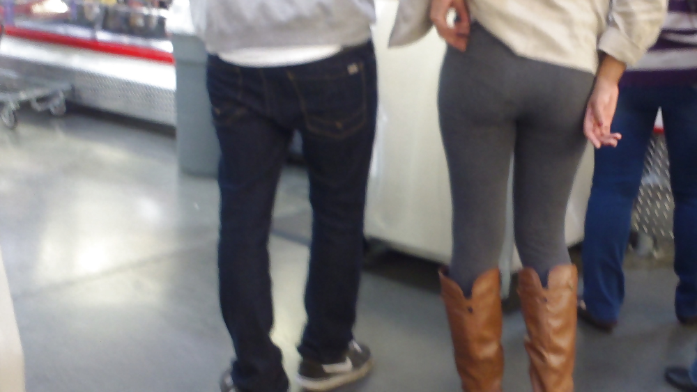 Ass & Fesses En Blue-jeans Serrés Regardant Bien #11221012