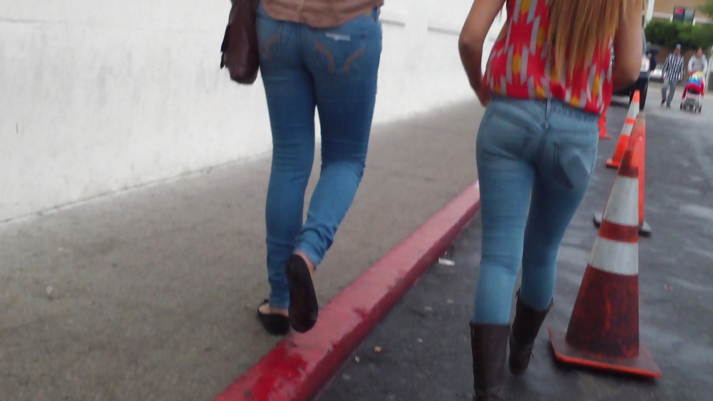 Ass & Fesses En Blue-jeans Serrés Regardant Bien #11221215