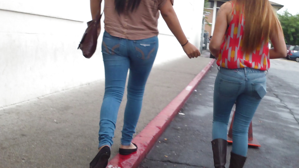 Ass & Fesses En Blue-jeans Serrés Regardant Bien #11221225