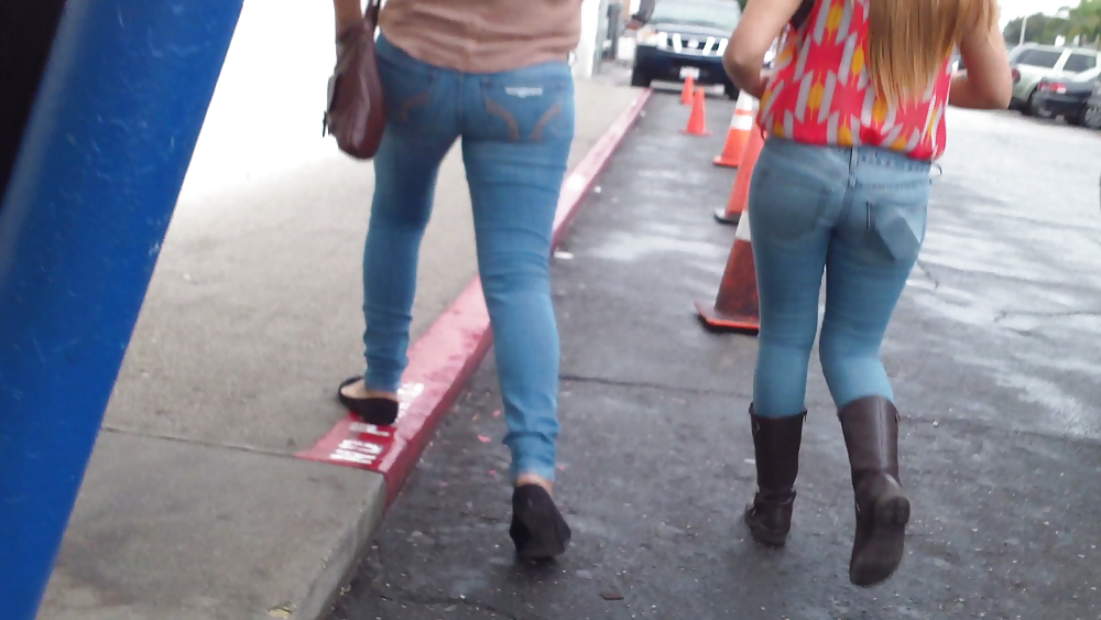 Ass & Fesses En Blue-jeans Serrés Regardant Bien #11221250