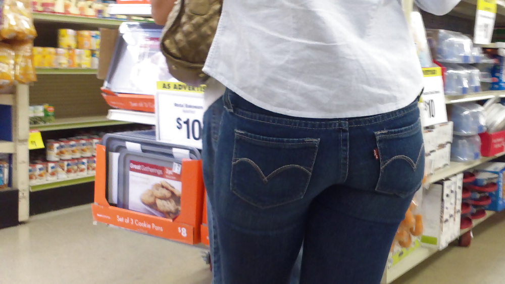 Ass & Fesses En Blue-jeans Serrés Regardant Bien #11221456