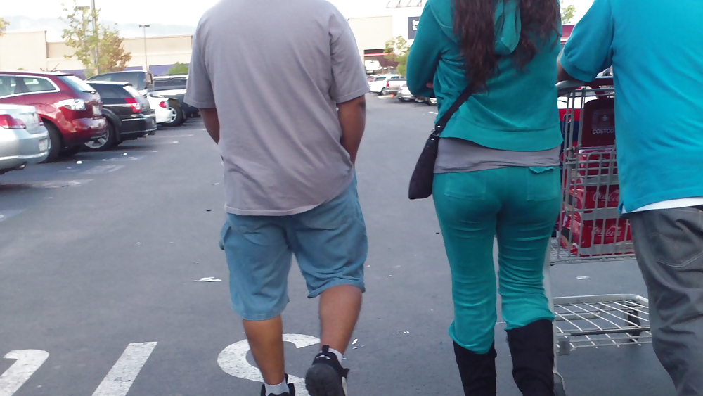 Ass & Fesses En Blue-jeans Serrés Regardant Bien #11221526