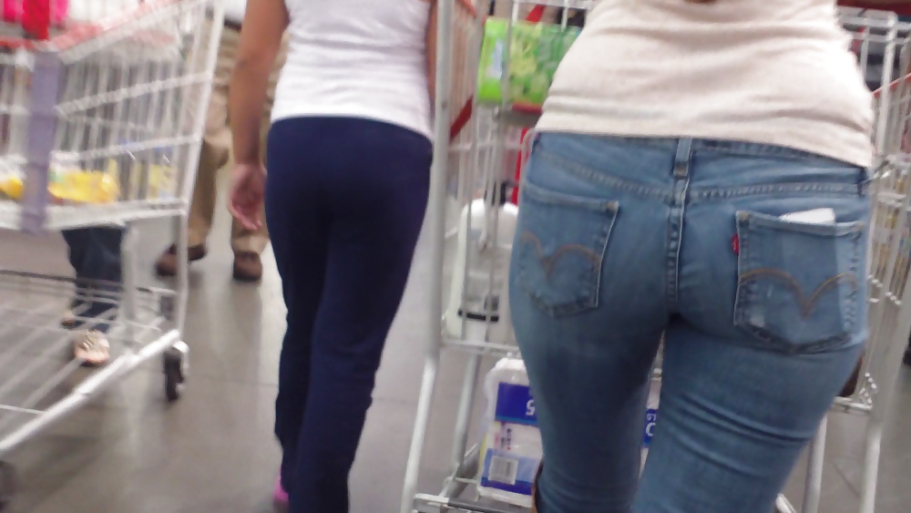 Ass & Fesses En Blue-jeans Serrés Regardant Bien #11221889