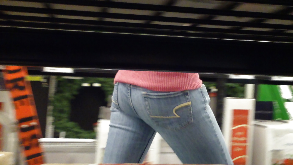 Ass & Fesses En Blue-jeans Serrés Regardant Bien #11222154