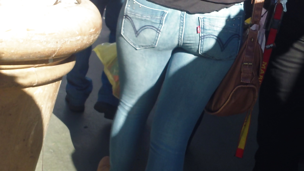 Ass & Fesses En Blue-jeans Serrés Regardant Bien #11222645