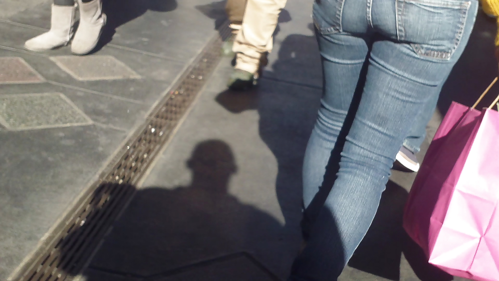 Ass & Fesses En Blue-jeans Serrés Regardant Bien #11222896