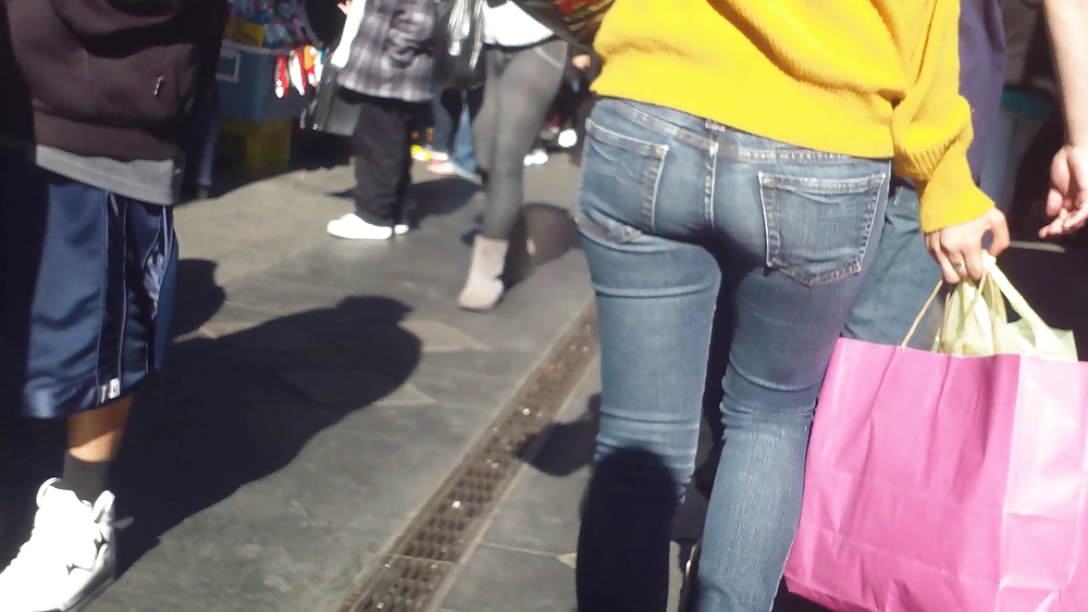 Ass & Fesses En Blue-jeans Serrés Regardant Bien #11222963