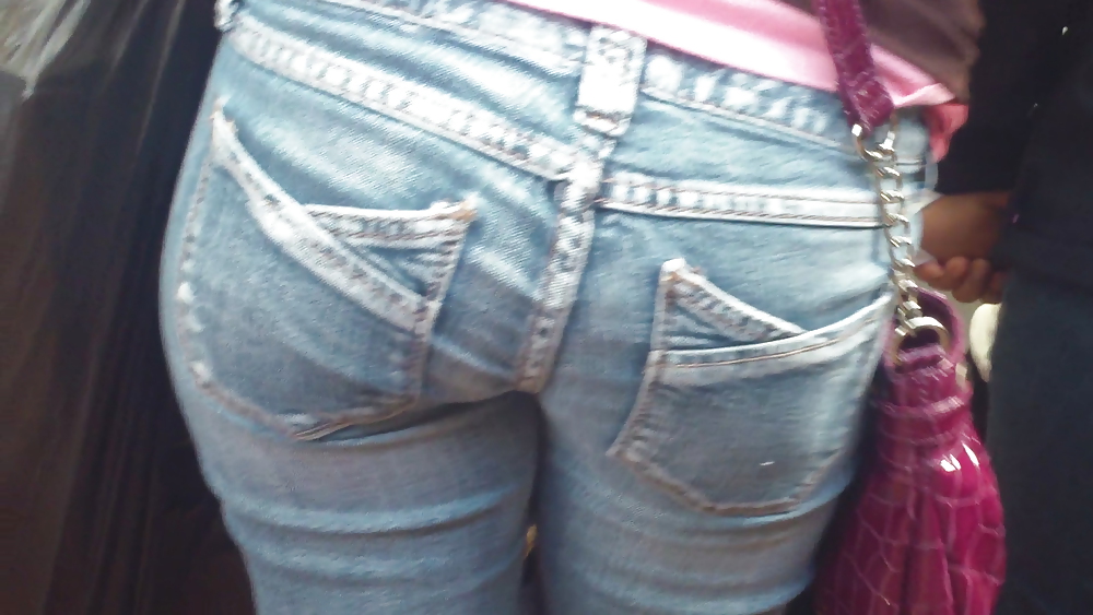 Ass & Fesses En Blue-jeans Serrés Regardant Bien #11222969