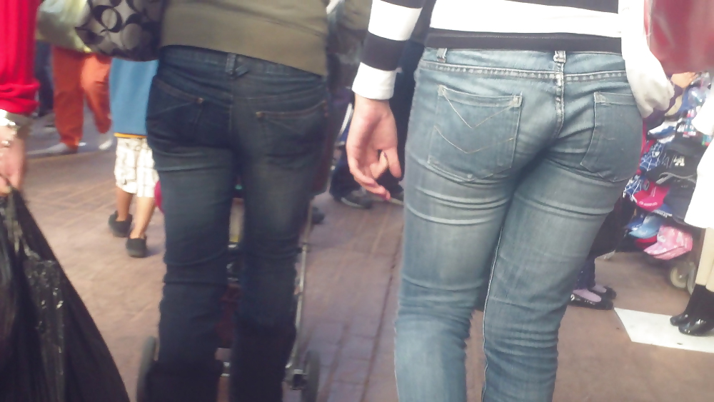 Ass & Fesses En Blue-jeans Serrés Regardant Bien #11223047