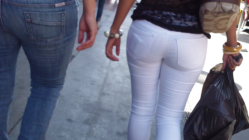 Ass & Fesses En Blue-jeans Serrés Regardant Bien #11224345