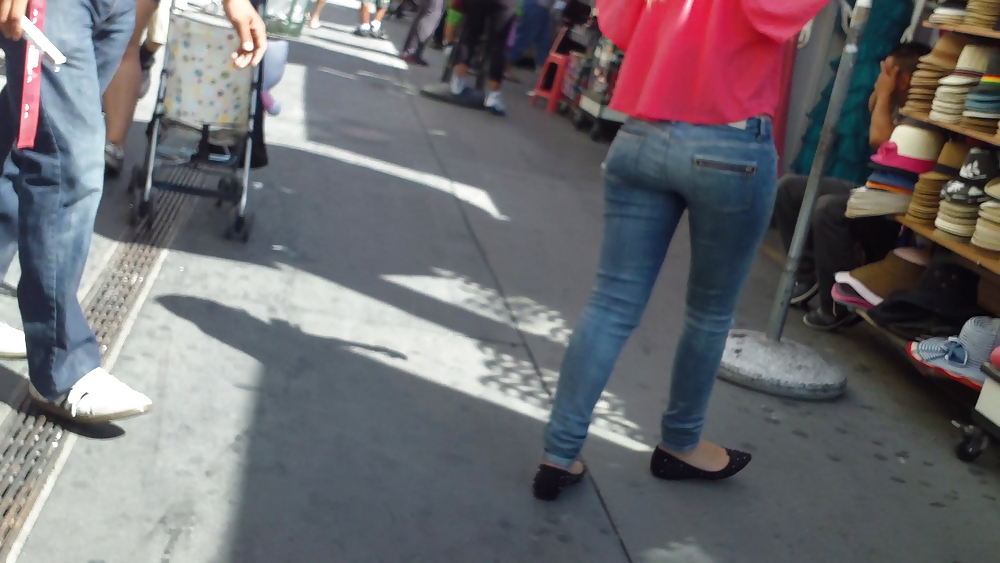 Ass & Fesses En Blue-jeans Serrés Regardant Bien #11224399