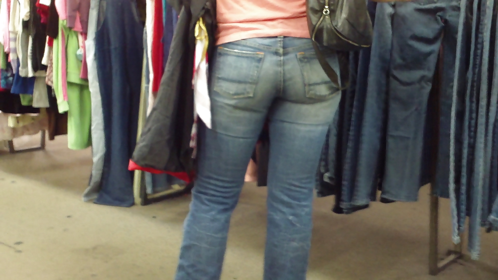 Ass & Fesses En Blue-jeans Serrés Regardant Bien #11224590
