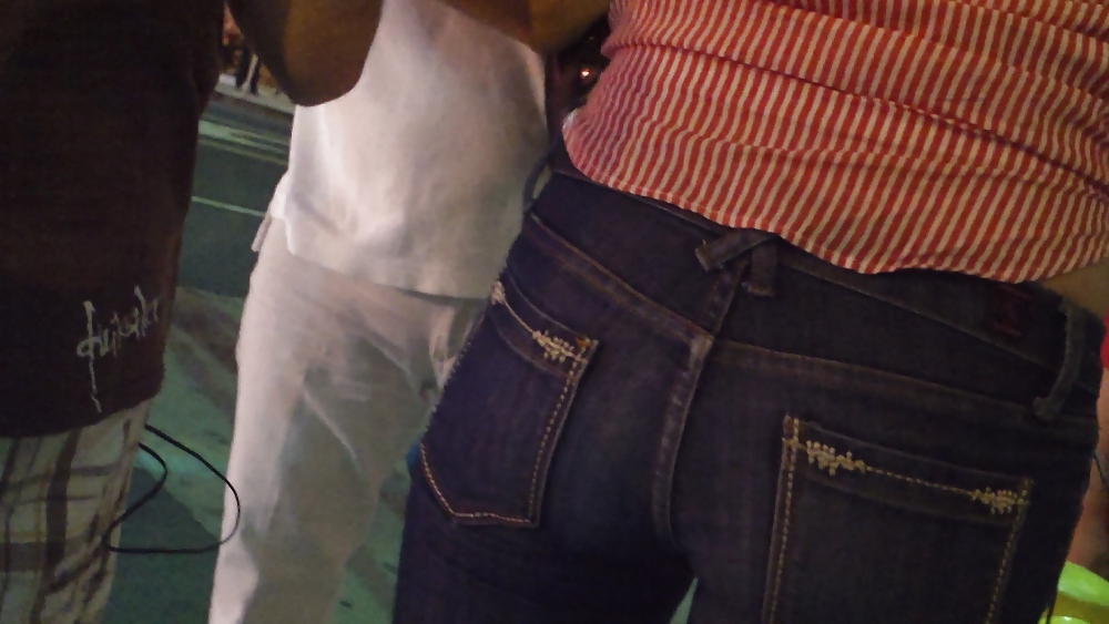 Ass & Fesses En Blue-jeans Serrés Regardant Bien #11224632
