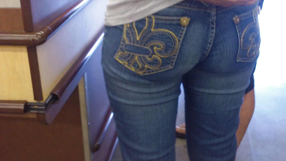 Ass & Fesses En Blue-jeans Serrés Regardant Bien #11224731