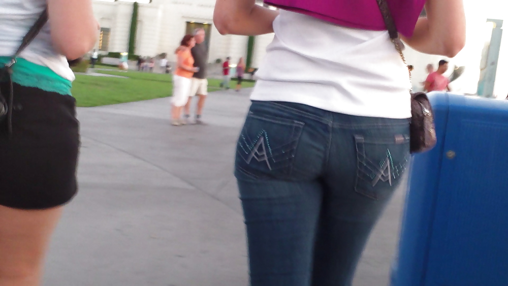 Ass & Fesses En Blue-jeans Serrés Regardant Bien #11224789