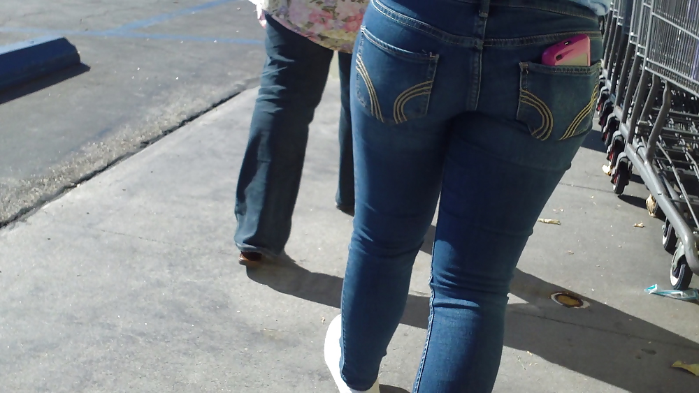 Ass & Fesses En Blue-jeans Serrés Regardant Bien #11225328