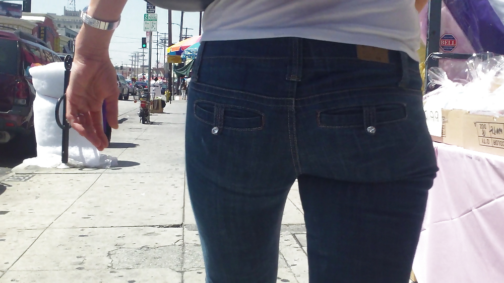 Ass & Fesses En Blue-jeans Serrés Regardant Bien #11225816