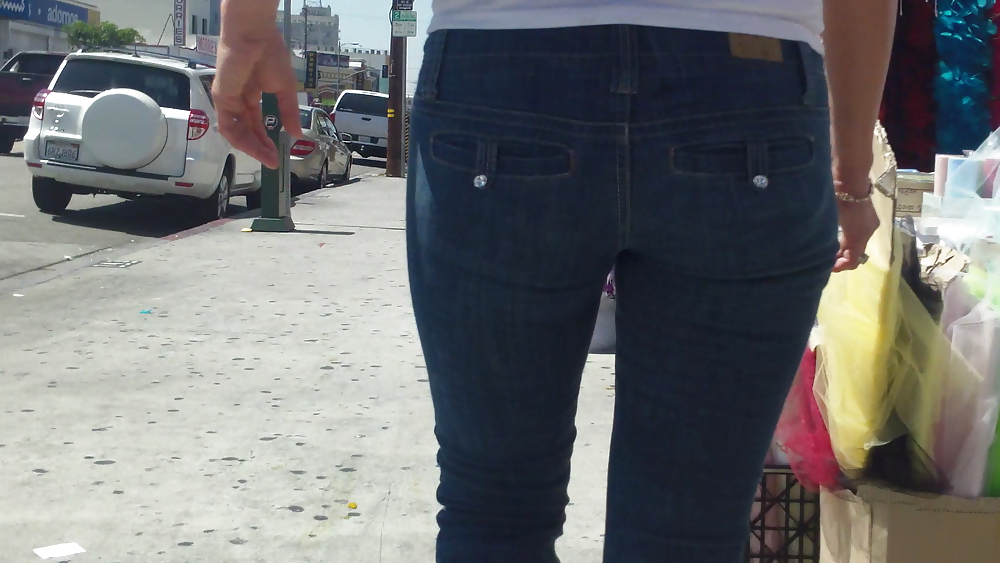 Ass & Fesses En Blue-jeans Serrés Regardant Bien #11225836