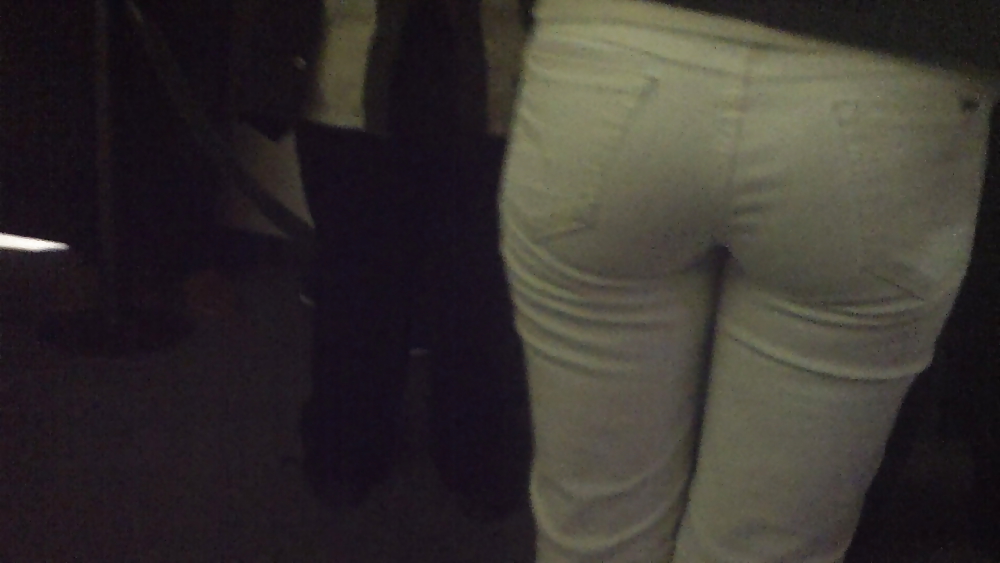 Ass & Fesses En Blue-jeans Serrés Regardant Bien #11226385