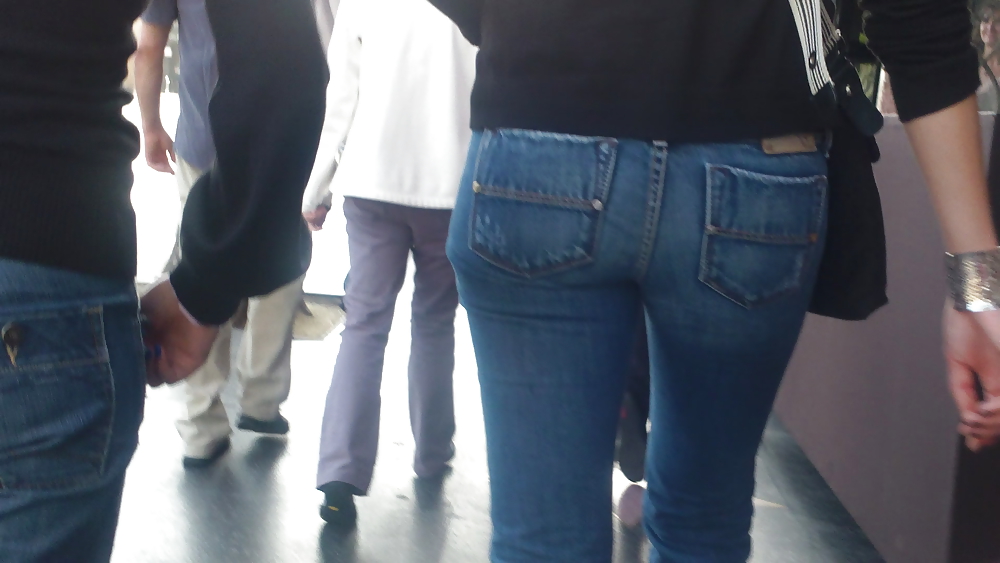 Ass & Fesses En Blue-jeans Serrés Regardant Bien #11226393