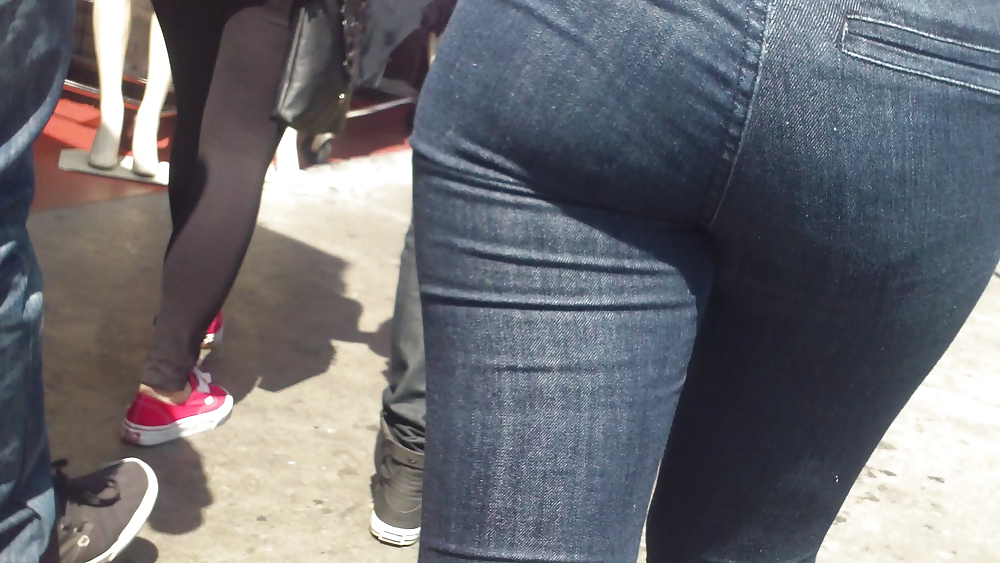 Ass & Fesses En Blue-jeans Serrés Regardant Bien #11226589