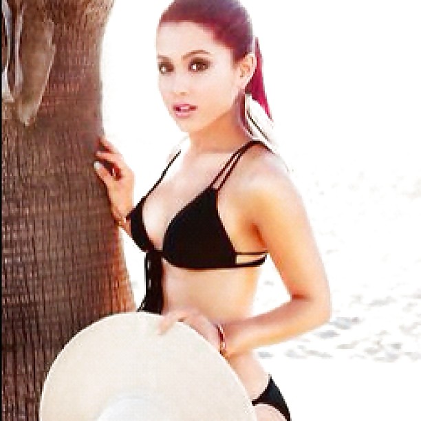 Ariana grande
 #21397877