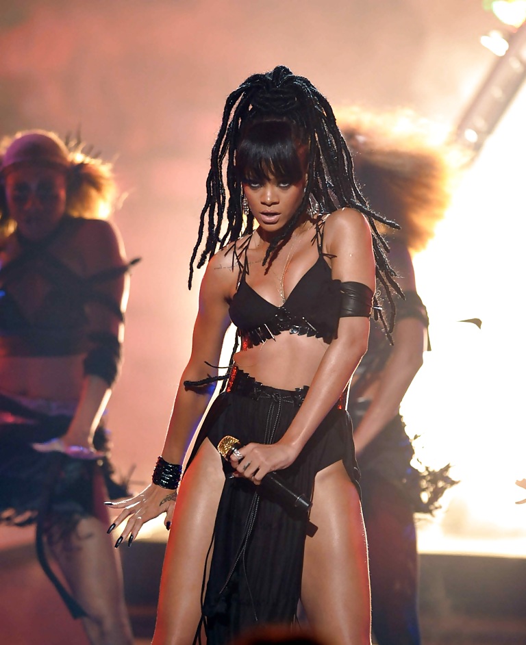 Rihanna - esibendosi al grande spettacolo finale di idolo americano 2012
 #9591467