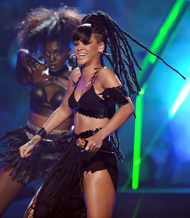 Rihanna - esibendosi al grande spettacolo finale di idolo americano 2012
 #9591514