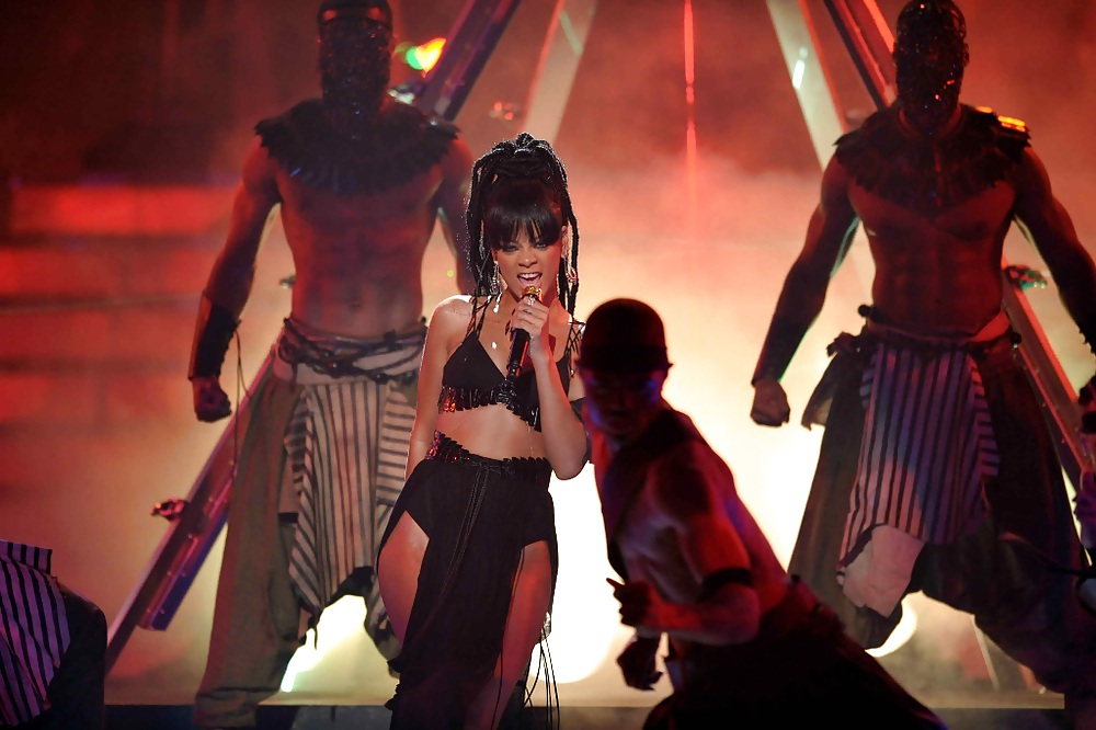 Rihanna - actuando en el show de la gran final de american idol 2012
 #9591553