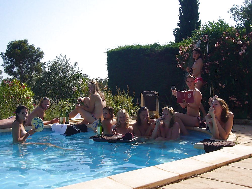 Oben-ohne-Pool-Hotties #3245234