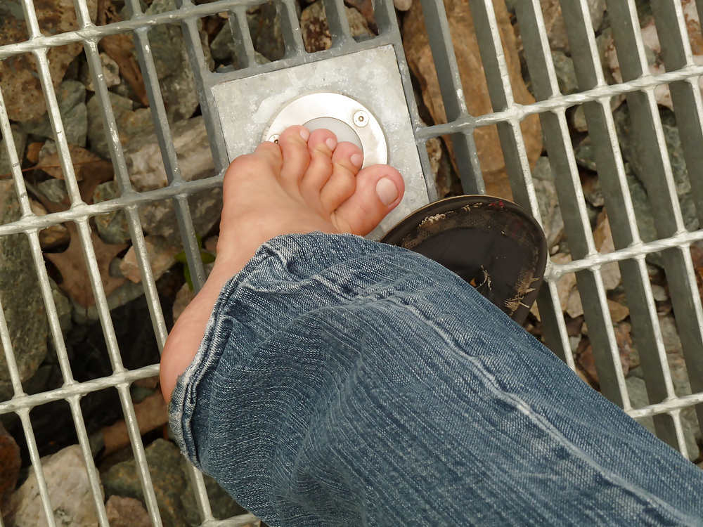 Interesting feet and toes #9702946