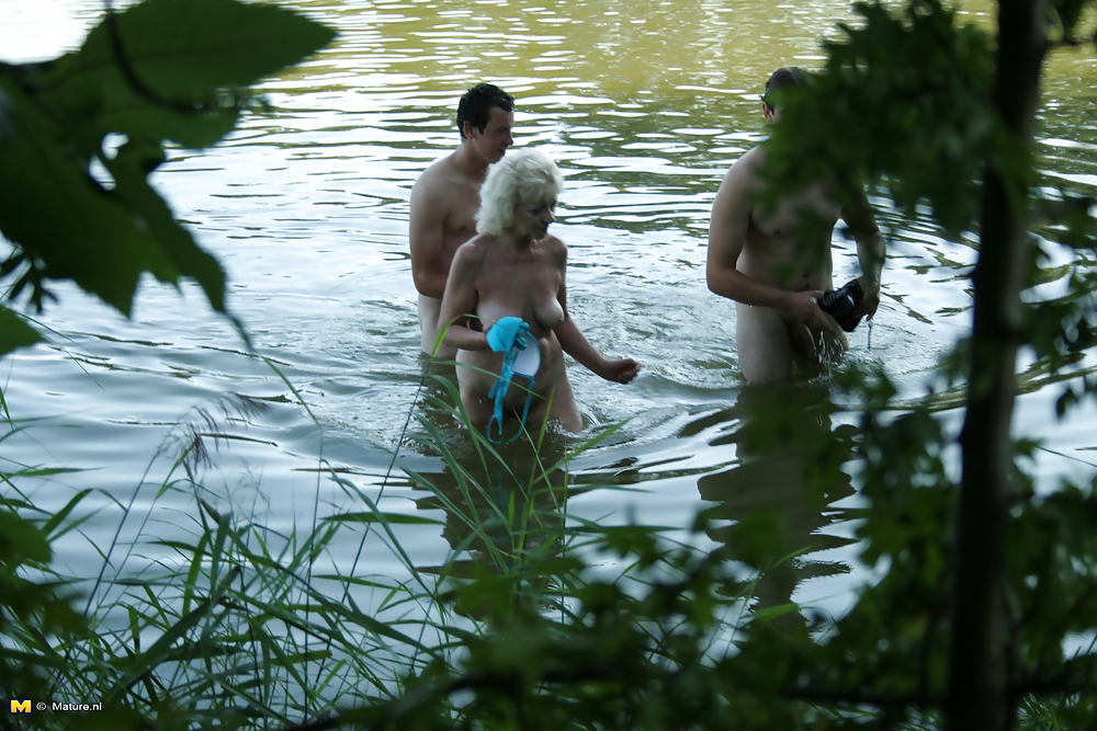 Nonna scopata da 2 giovani cazzi nel bosco
 #9666118