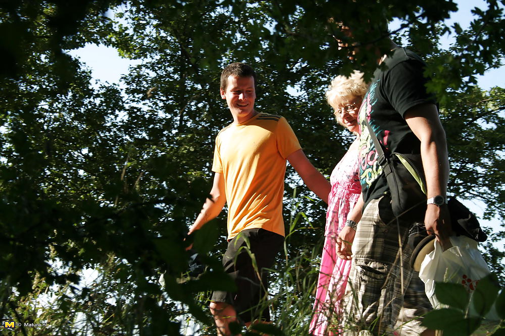 Mamie Baisée Par 2 Jeunes Coqs Dans Les Bois #9666467