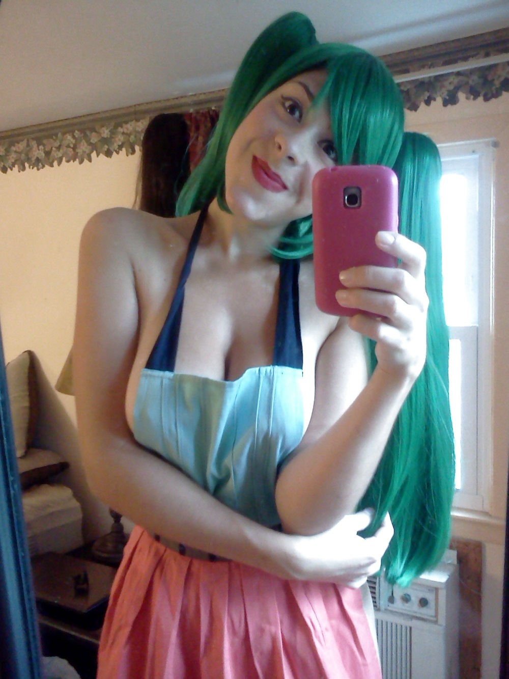 Curvy ragazza cosplay dai capelli verdi
 #17847890