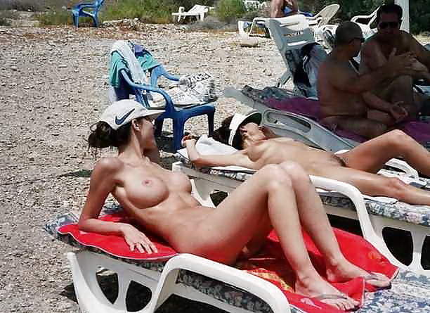 Belle ragazze nude sulla spiaggia 3 di troc
 #11628509
