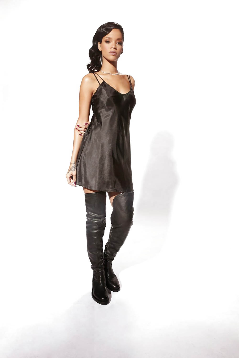 Rihanna - camicia da notte di raso nero
 #22445596