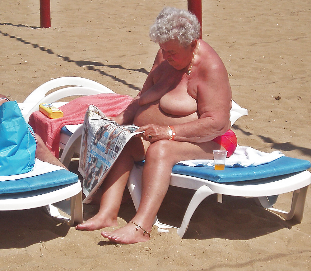 Abuelas desnudas en la playa
 #21603005
