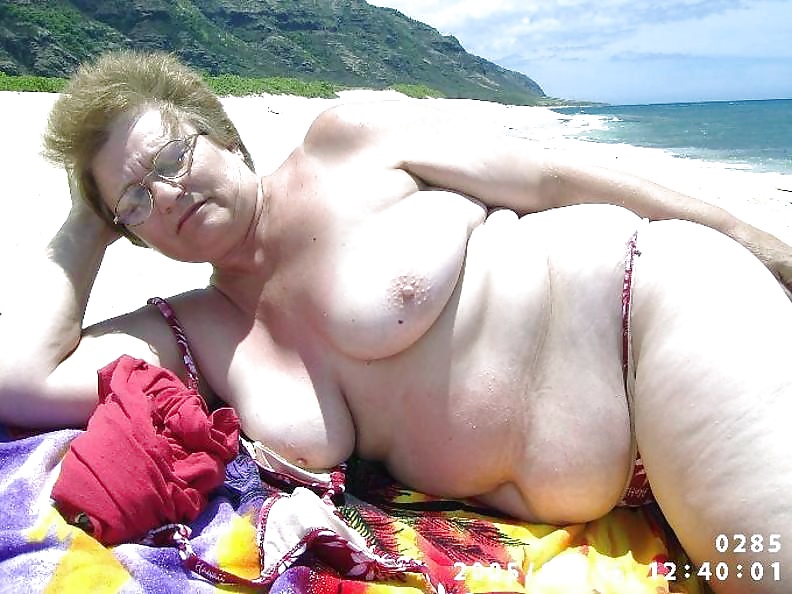 Abuelas desnudas en la playa
 #21603035