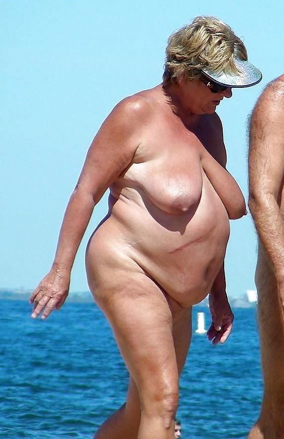 Abuelas desnudas en la playa
 #21603170