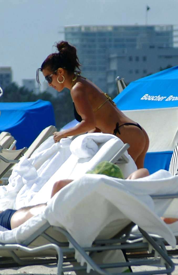 Vida Guerra shows amazing ass and boobs in thong bikini