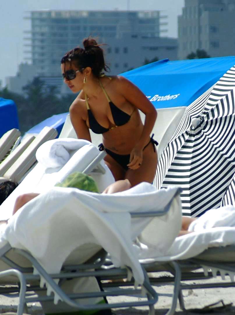 Vida guerra mostra culo e tette incredibili in bikini tanga
 #3770779